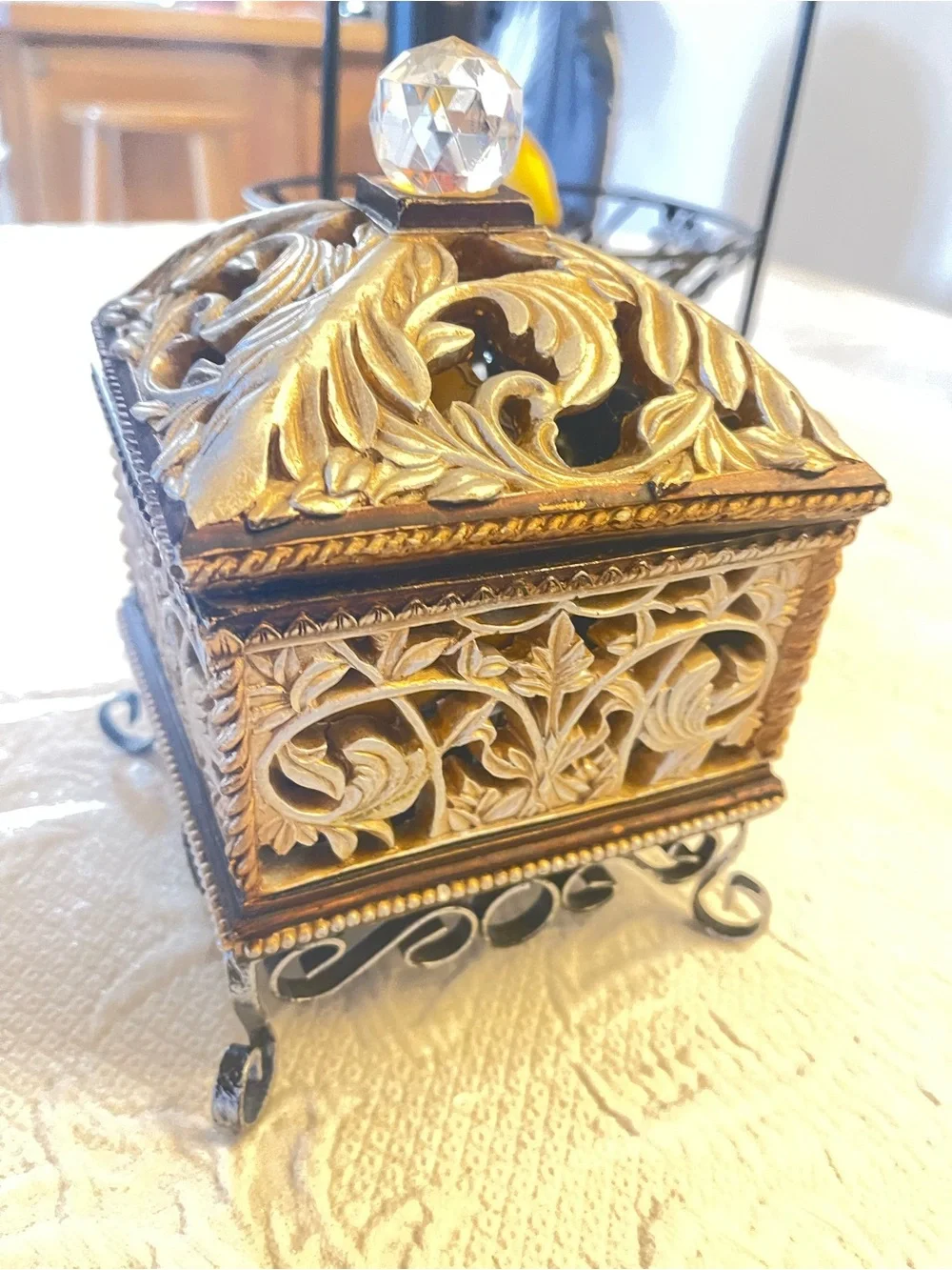 N/A elegant gold